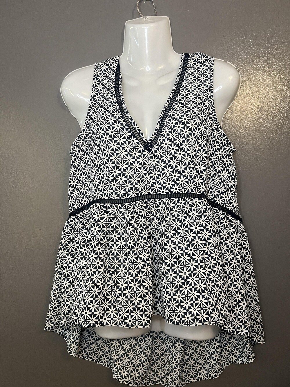 1.STATE Top Womens Medium Black White Geo Print Sleeveless Peplum Blouse